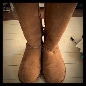 Slightly worn tall Bailey Bow size 7 Uggs.